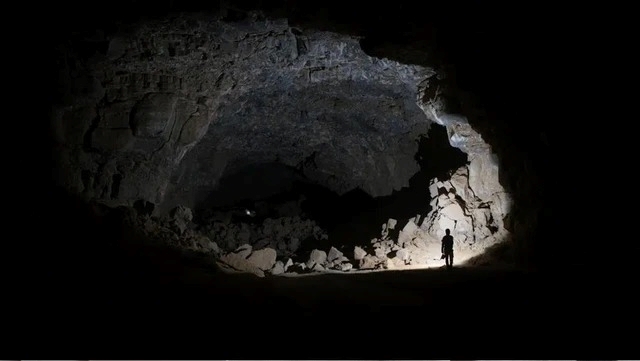 Bí ẩn người sống trong ống dung nham 7 000 năm trước ở Ả Rập
