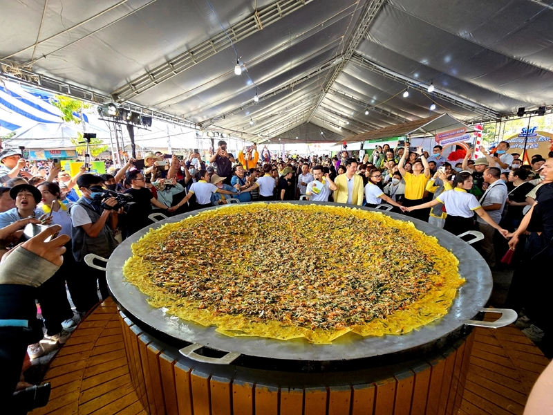 Cận cảnh chiếc bánh xèo đường kính 3m tại lễ hội bánh dân gian Cần Thơ