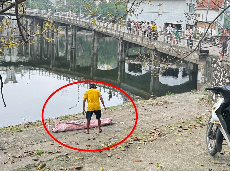 Thi thể cô gái trẻ nổi trên mặt hồ trong công viên ở Hà Nội