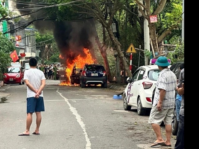 Hà Nội Ô tô BMW cháy trơ khung khi đang đỗ bên đường