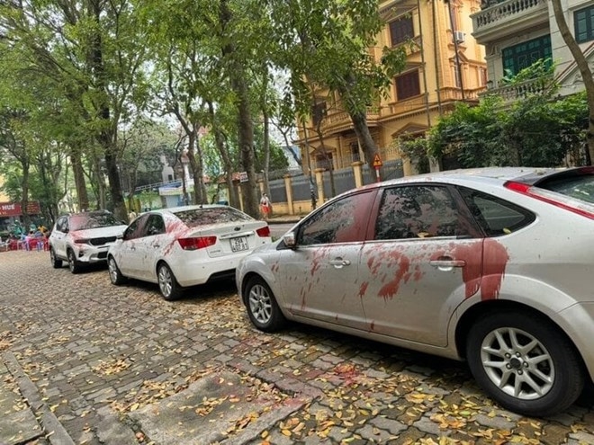Khởi tố nhóm đối tượng tạt sơn loạt ôtô để ép phải gửi vào bãi ở Hà Nội