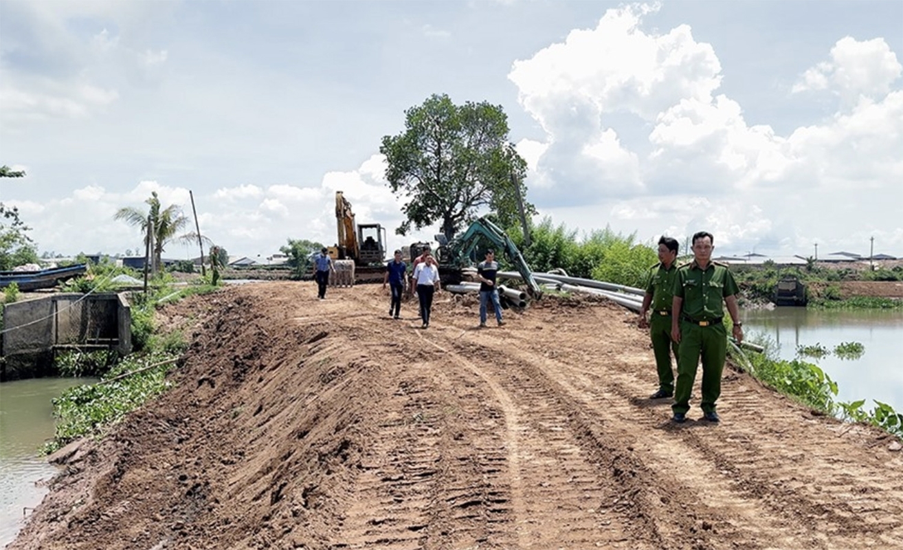 Công an xác minh vụ phóng viên bị cát tặc hành hung khi tác nghiệp