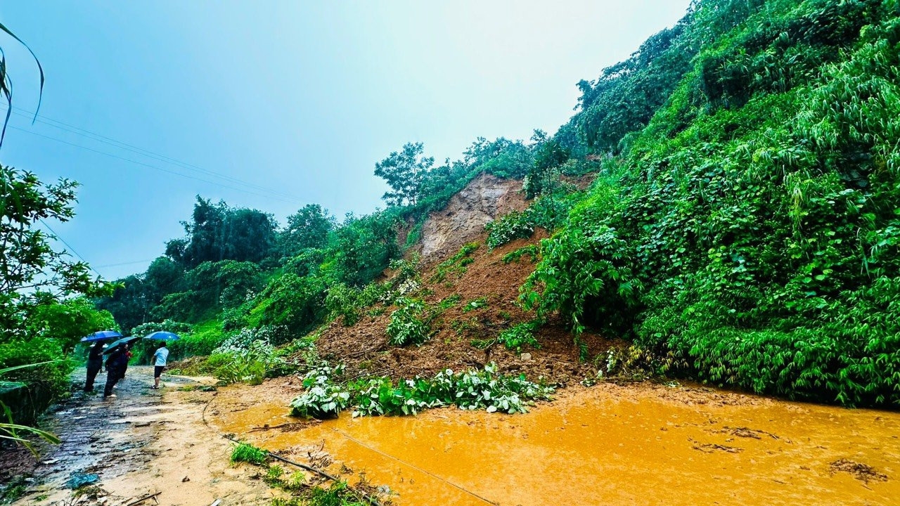 Cảnh sát Hà Giang dầm mưa giúp dân sơ tán tài sản khỏi nước lũ