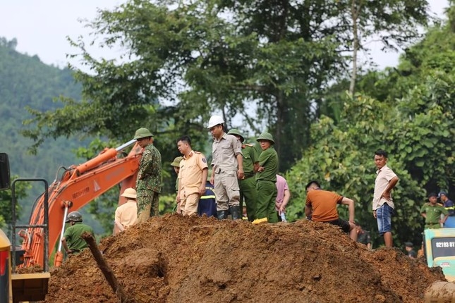 Vụ xe khách bị vùi lấp, 12 người chết Thượng tá công an nhớ lại hơn 13 giờ đào đất tìm sự sống