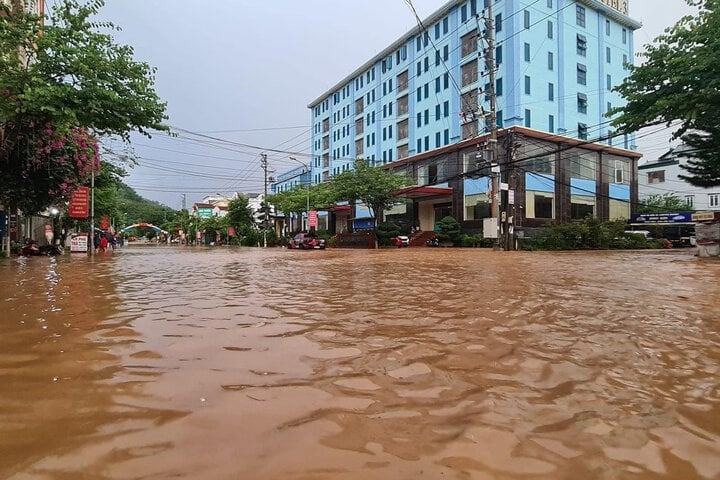 Lũ cuồn cuộn đổ về, người Sơn La thâu đêm chạy lụt