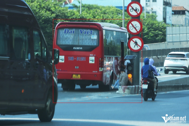 Đi bộ vào đường cao tốc đón xe về quê, người phụ nữ ngỡ ngàng nhận phiếu phạt