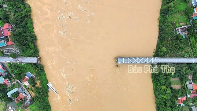 Vụ sập cầu Phong Châu 10 ô tô, 13 nạn nhân rơi xuống sông