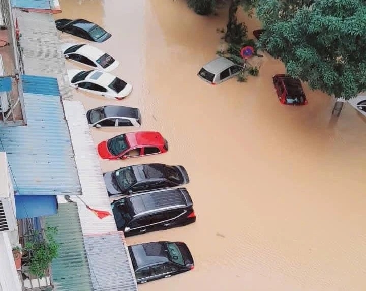 Thành phố Thái Nguyên ngập sâu trong biển nước, nhiều khu vực bị cô lập