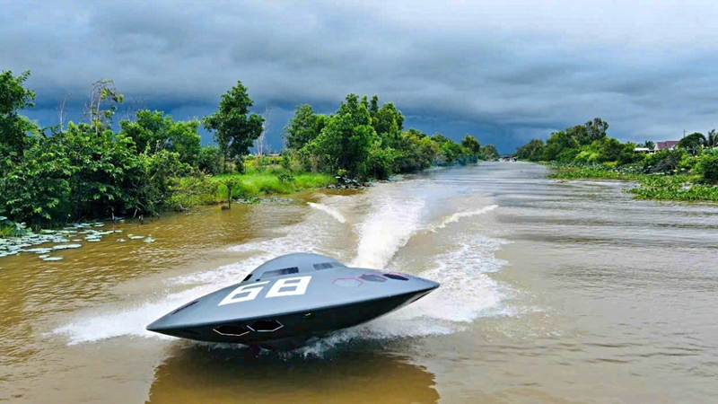 Tự chế đĩa bay lướt trên nước, 8X Kiên Giang khiến nhiều người kinh ngạc