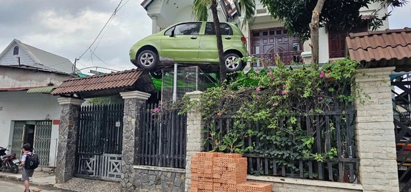 Chiếc xe ô tô độc lạ đậu trên cổng nhà dân ở Đồng Nai đã được đưa xuống