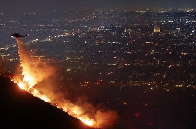 Đồi Hollywood đỏ lửa, nhiều siêu sao mất nhà vì cháy rừng