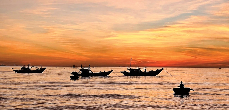 Đỏ bình minh mặt sóng khơi xa