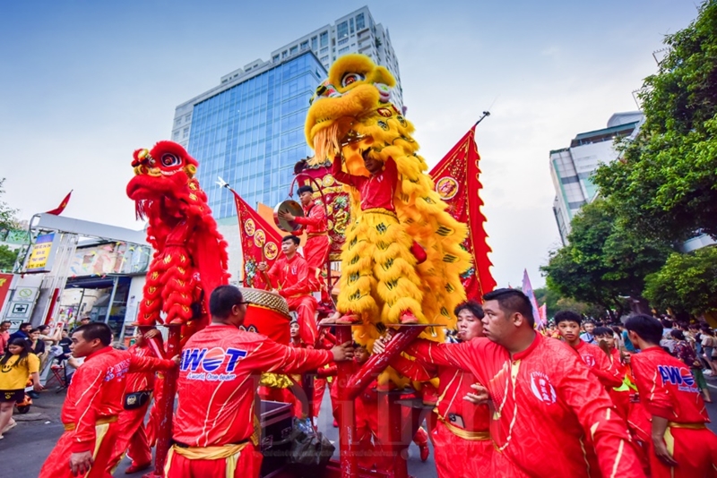 Hàng ngàn người đổ xô đi xem thần Tài và lân sư rồng múa lượn náo nhiệt đường phố