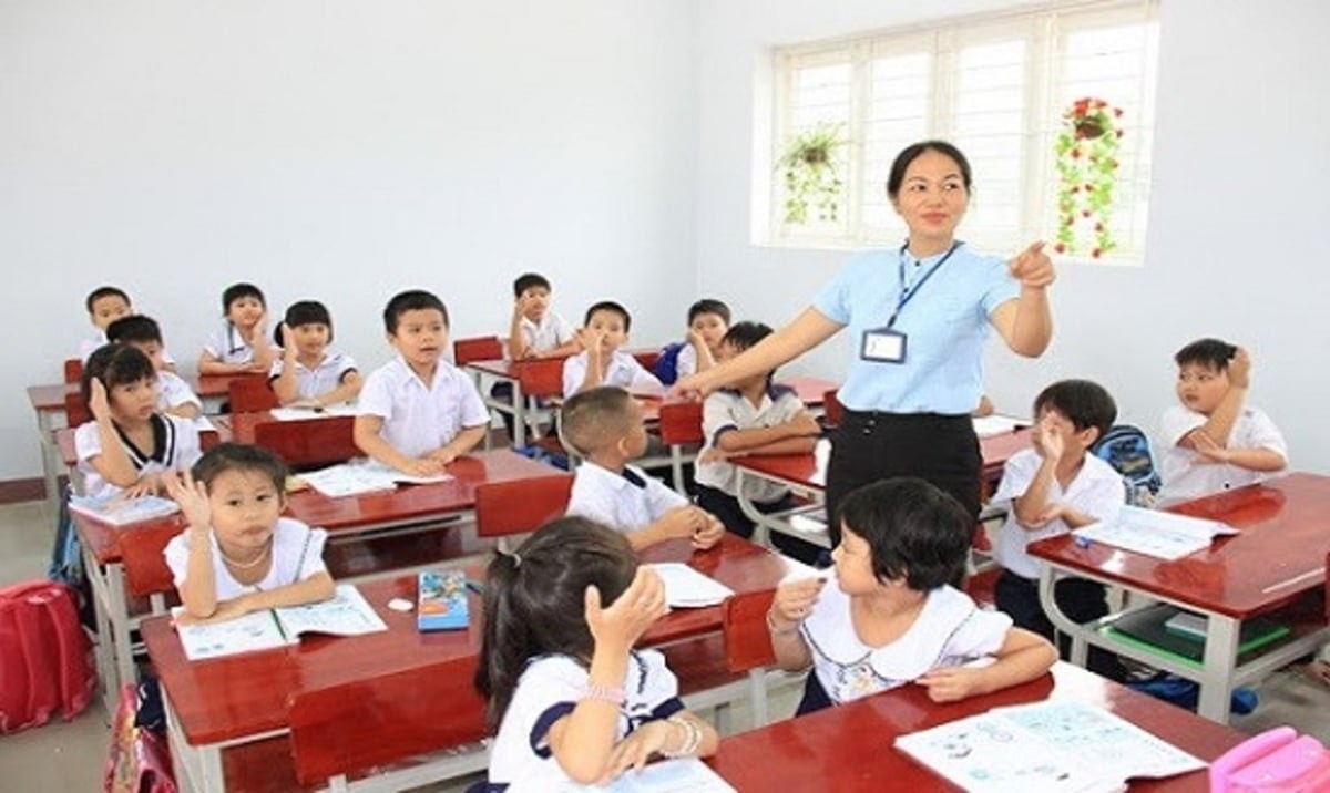 Dạy thêm học sinh tiểu học, giáo viên có thể bị buộc thôi việc