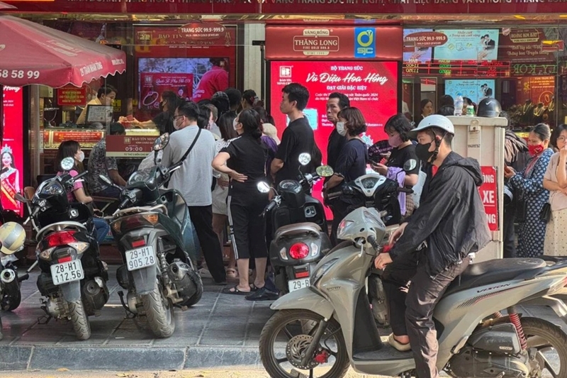 Giá vàng giảm 8 triệu đồng sau một ngày, khách đổ xô đến tiệm, muốn bán ra