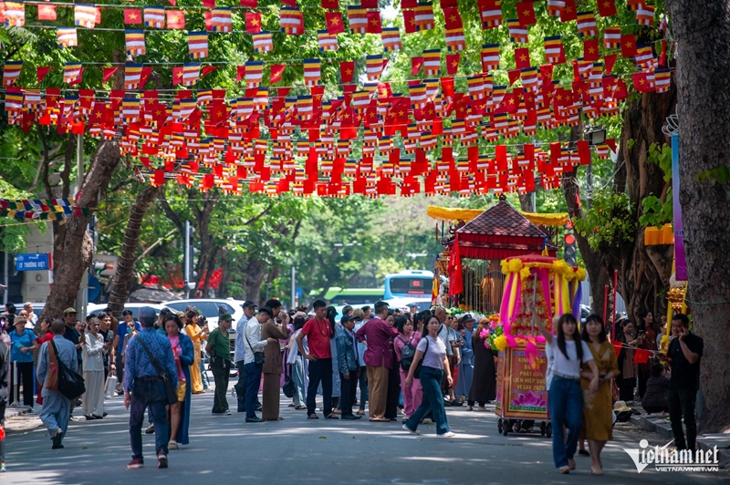 Đông đảo phật tử, người dân tựu về chùa Quán Sứ chờ chiêm bái xá lợi Đức Phật