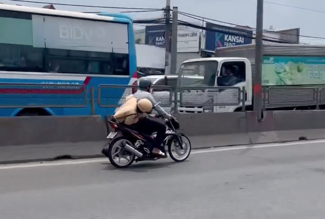 Vụ CSGT bám víu chới với sau yên xe máy Lời trần tình khó chấp nhận của tài xế