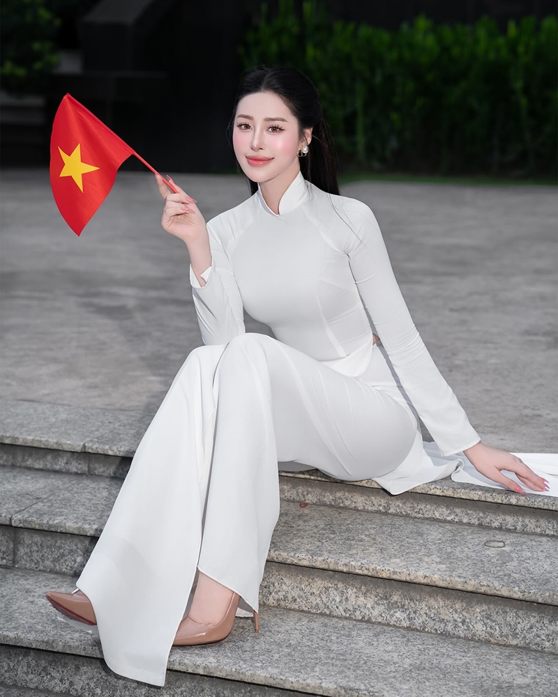 Hot girl phòng gym Hồng Vy thả dáng trên sân pickleball