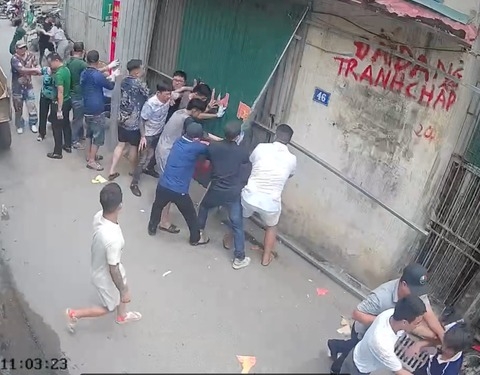 Nhóm người hành hung phụ nữ vì tranh chấp đất giữa thủ đô