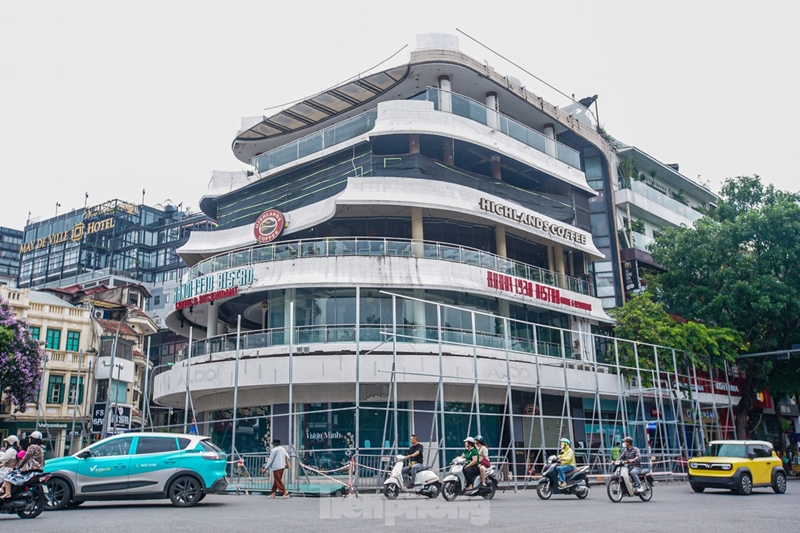 Hà Nội dựng rào chắn chuẩn bị phá dỡ tòa nhà Hàm cá mập