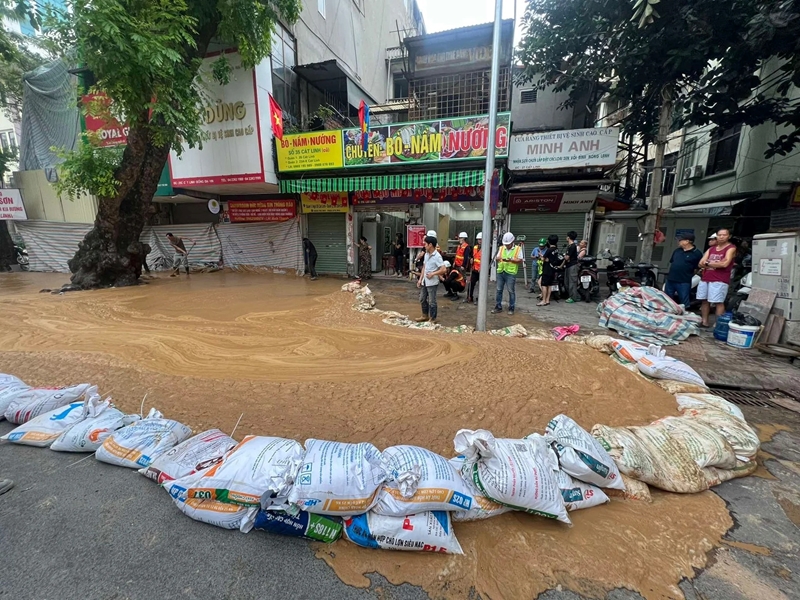 Bùn đất lại bất ngờ phun trào lên mặt đất ở Cát Linh, Hà Nội