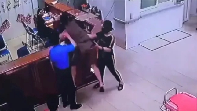 Clip ghi cảnh nhân viên y tế bị hành hung tại khoa cấp cứu
