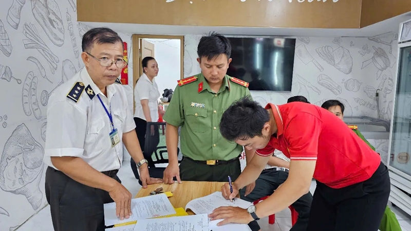 Kiểm tra 4 cửa hàng C P ở Sóc Trăng, giấy an toàn thực phẩm 3 nơi hết hạn