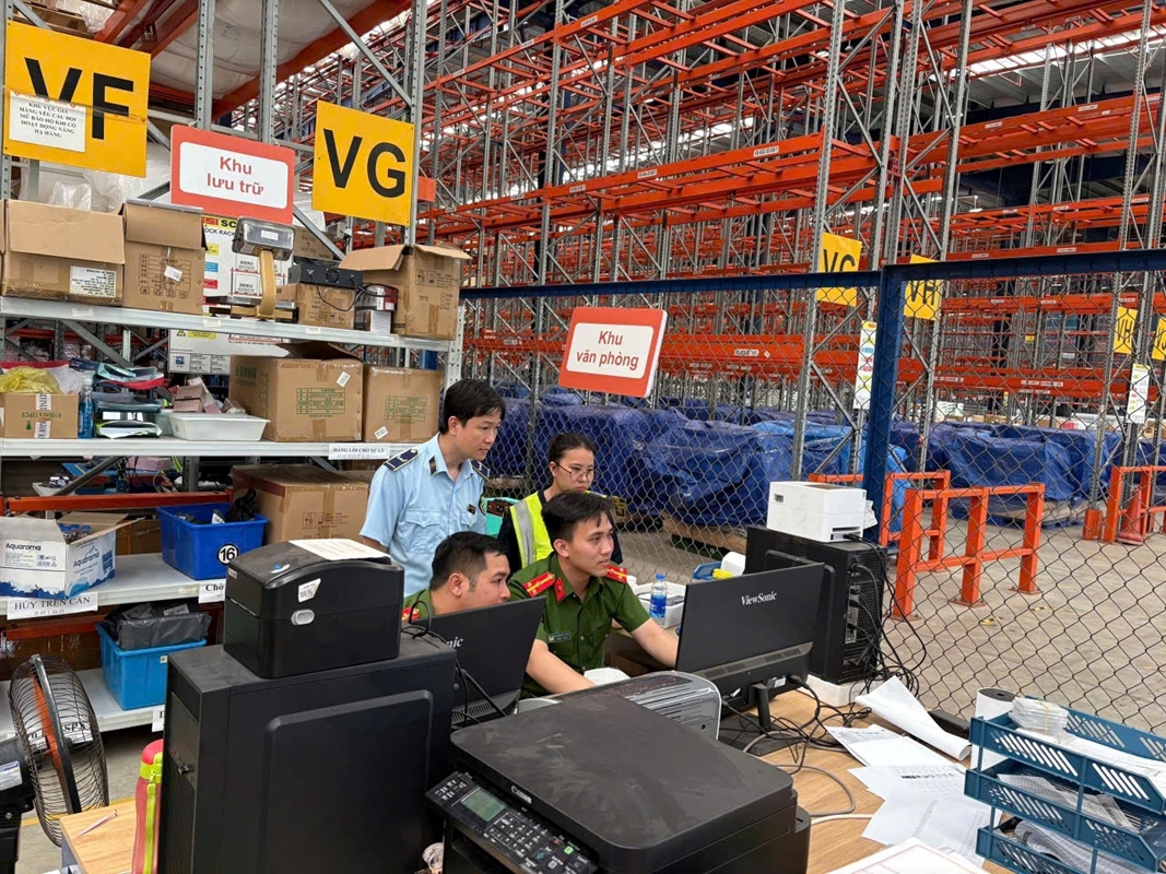 Kiểm tra Công ty Á Châu ở Bắc Ninh, phát hiện 226 000 sản phẩm hóa mỹ phẩm, đồ thời trang, hàng gia dụng không rõ nguồn gốc xuất xứ