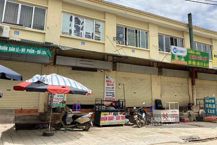 Nhiều cửa hàng, kiốt ở Điện Biên đóng cửa bất thường