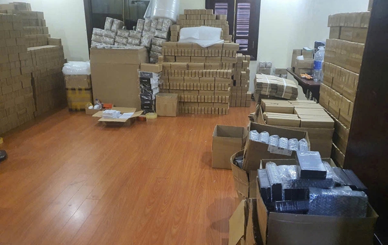Công bố hình ảnh kho thiết bị điện tử giả quy mô khủng hàng chục tỷ ở Hà Nội