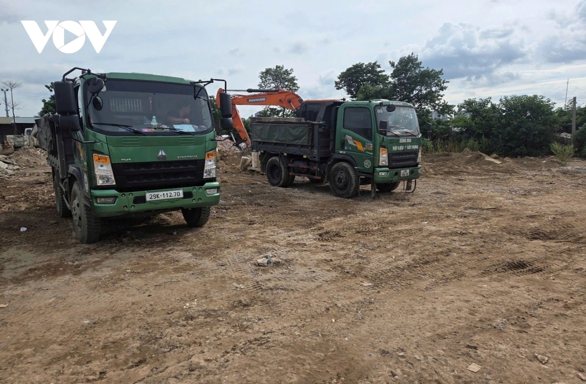 Bắt quả tang nhiều xe tải đổ trộm phế thải ở Thanh Trì, Hà Nội