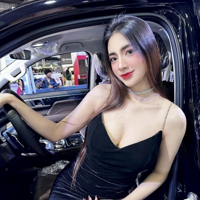 Hot girl bán trứng chiên ở chợ đêm Lào gây sốt