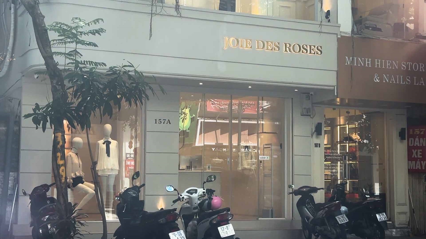 Hàng hiệu giả giữa phố cổ Hà Nội, LV, Dior, Chanel giá rẻ bất ngờ
