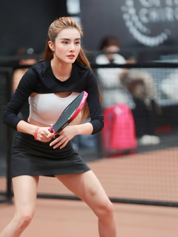 Em gái Công Vinh khoe dáng nuột trên sân pickleball