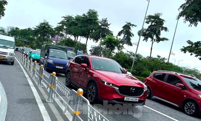 Không ai mang cọc và rào sắt ra chôn ở giữa đường để phân làn