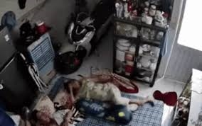 Clip Đôi vợ chồng nằm ngủ trưa, camera ghi lại cảnh đáng sợ