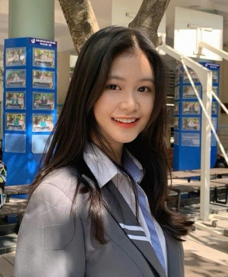 Mỹ nhân 2K4 được khen xinh như búp bê sống, có nhân trắc học hoàn hảo hơn cả Tân Hoa hậu Việt Nam