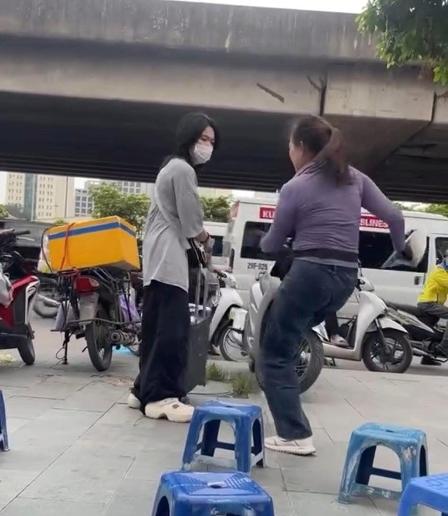 Phạt 2,5 triệu đồng người phụ nữ bán nước xua đuổi cô gái trẻ ở khu vực Bến xe Mỹ Đình