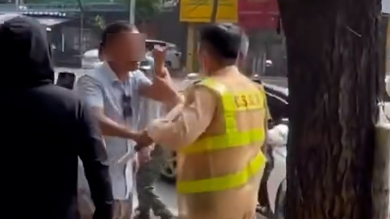 Người đàn ông đi xe máy vượt đèn đỏ còn tấn công CSGT