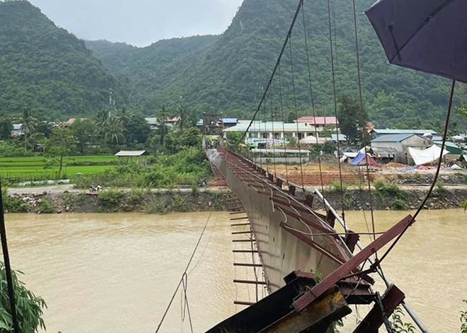 Đứt cáp cầu treo ở Điện Biên, ôtô rơi xuống sông