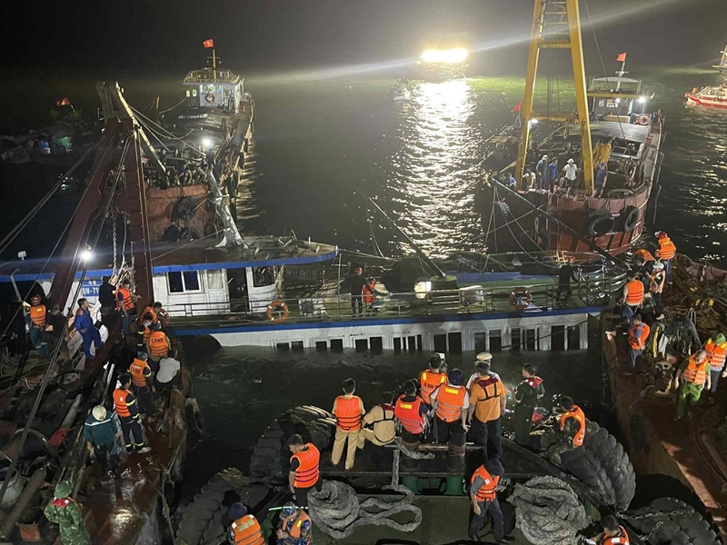 Người đăng thoát nạn vụ lật tàu ở Hạ Long do ngủ quên đính chính