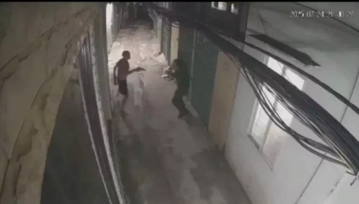 Người đàn ông ở Hà Nội bất ngờ nổ súng khi bị công an kiểm tra hành chính