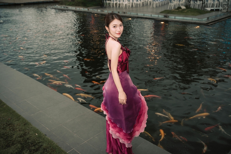 MC Khánh Vy đốn tim fan với bờ vai trần nõn nà, gợi cảm bất ngờ
