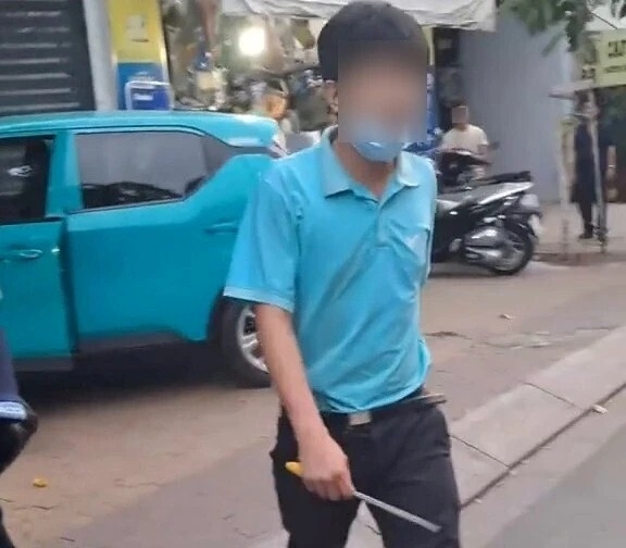 Taxi tông sập tường nhà dân, tài xế cầm dao đi quanh hiện trường để làm gì