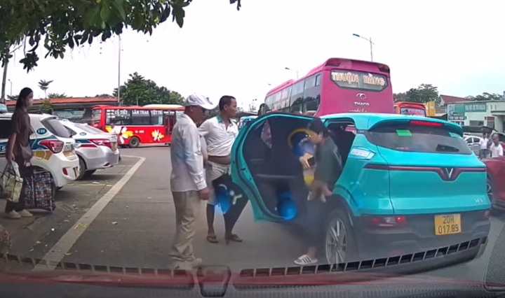 Hãng taxi ‘độc chiếm’ bến, đuổi phụ nữ bế con nhỏ khỏi xe Sở Xây dựng Thái Nguyên yêu cầu làm rõ