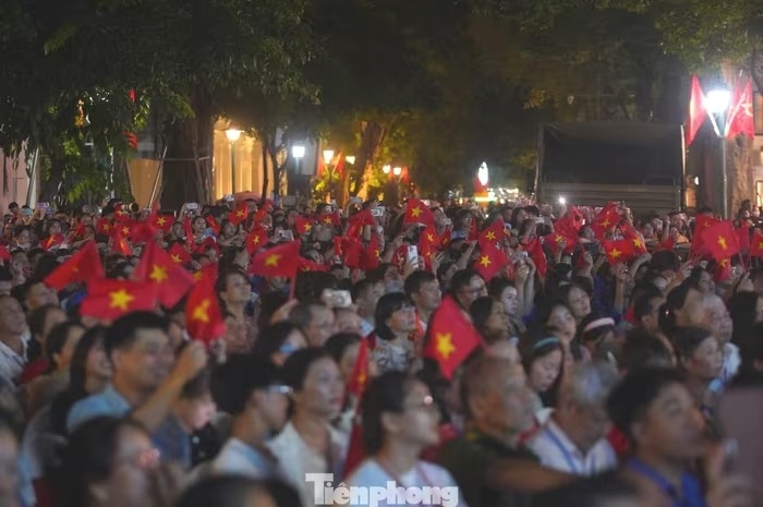 Cảnh tượng chưa từng có ở Quảng trường Cách mạng Tháng Tám