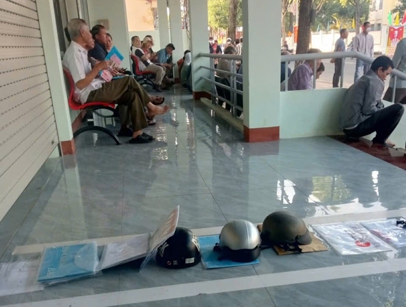 Người dân dùng mũ bảo hiểm, gạch đá đặt chỗ nộp hồ sơ Chủ tịch xã nói gì