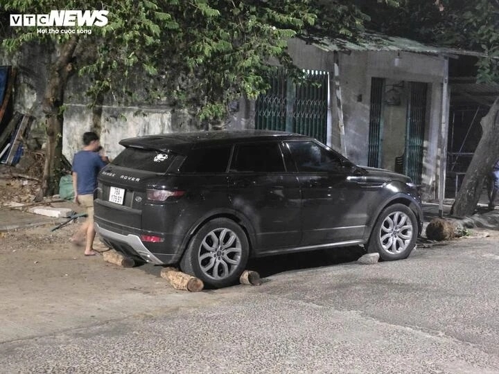Xe Range Rover tông hai xe máy rồi lao vào trụ nhà dân