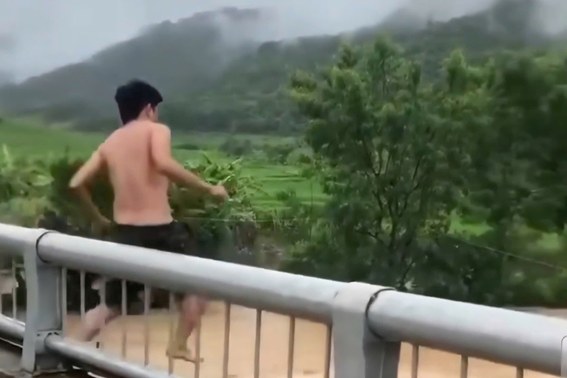 Video người đàn ông ở Thanh Hóa nhảy xuống dòng suối cuồn cuộn nước lũ rồi mất tích