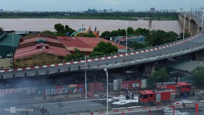 Cháy bãi xe dưới chân cầu Vĩnh Tuy